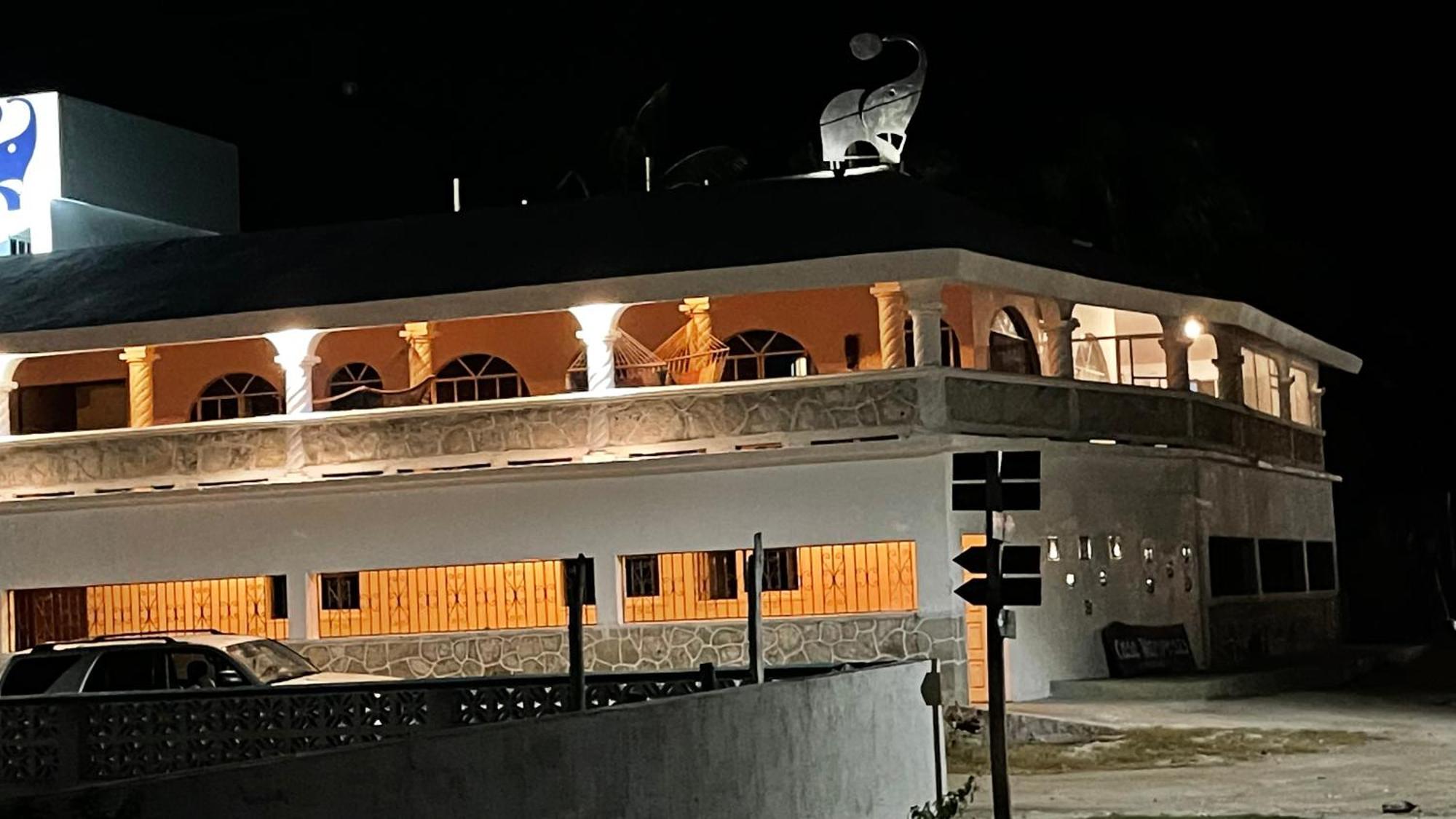 Casa Gajah HotЕл Куйо Екстериор снимка